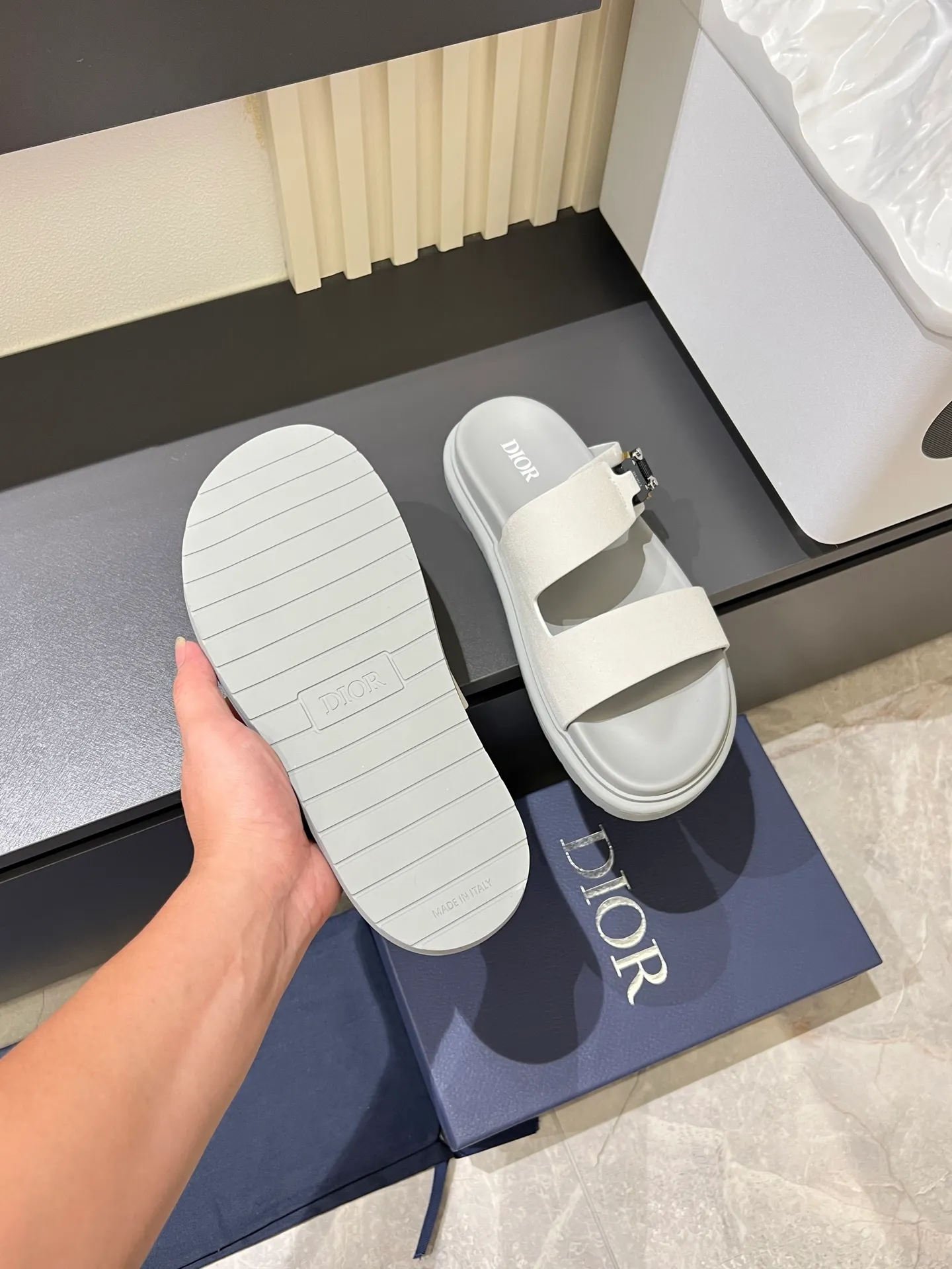 Men's Men's Shoes 💰p320 Dio* Men's Sandals Slippers. Showcasing Dior haute couture design. The Dior gray suede strap is accented with an aluminum Dior buckle for added style. Paired with a comfortable tonal notch sole, they pair easily with shorts or jeans for a sophisticated look. Main body: suede cow leather, technical fabric lining: cow leather, with adjustable straps, aluminum Dior buckle, Dior gray EVA insole, tonal notched rubber outsole splicing structure, size: 38-44 (customized at 45.46)